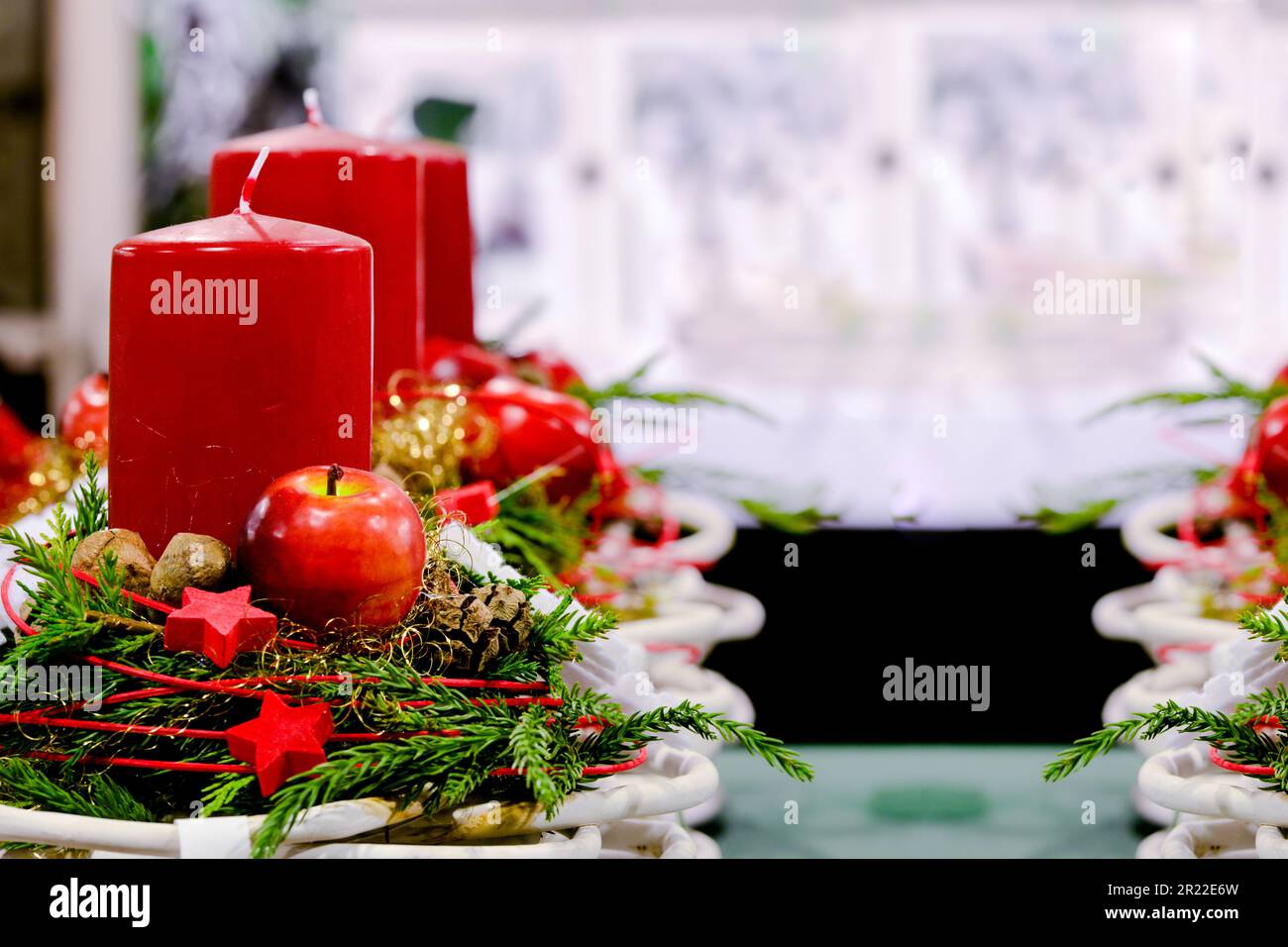 Arreglo floral de Navidad con velas rojas, Alemania Foto de stock