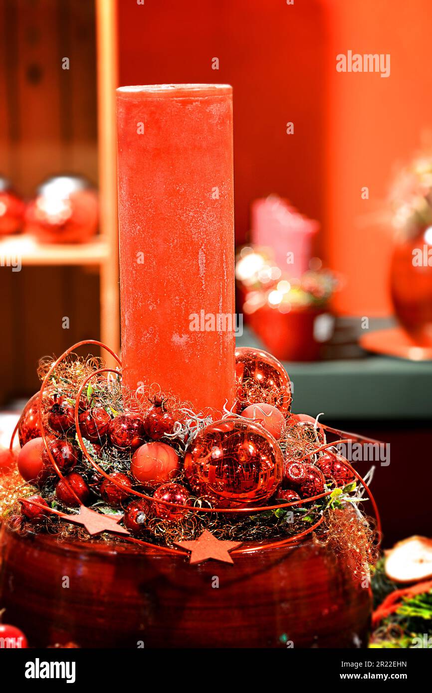 Arreglo floral de Navidad con velas rojas y bolas de Navidad Foto de stock