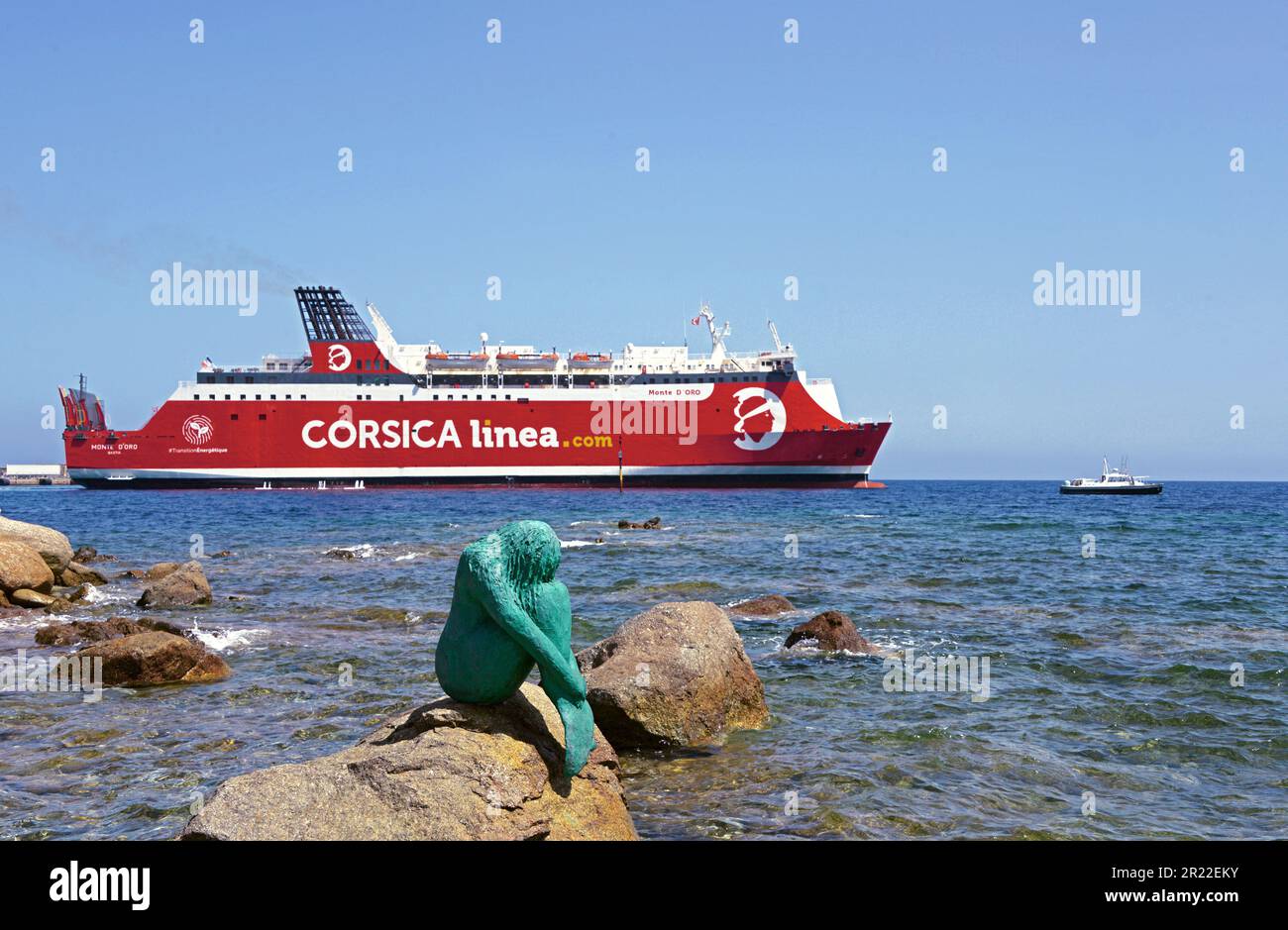 Estatua de sirena en roca por el puerto de Ile Rousse en la región de Balagne de Córcega, Francia, Córcega, Ile Rousse, Balagne Foto de stock