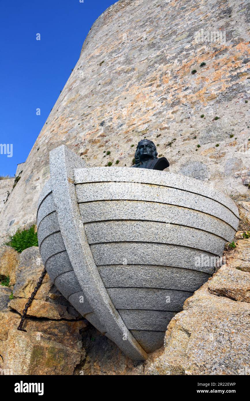 Estatua de Christophe Colomb en la entrada del castillo, Francia, Córcega, Calvi Foto de stock