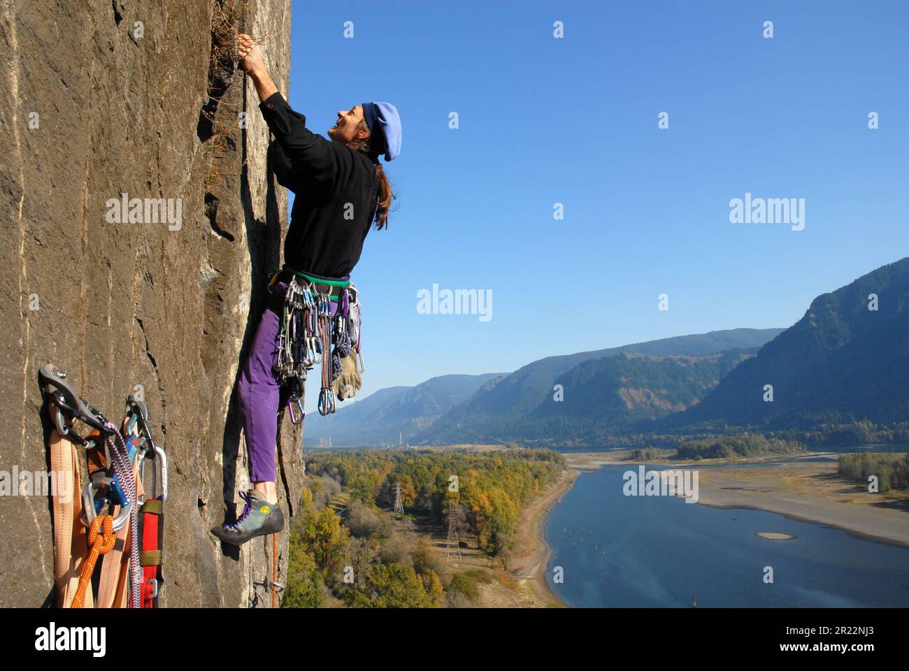 Escalador de roca macho asciende la roca Beacon en el sur del estado de Washington. Foto de stock