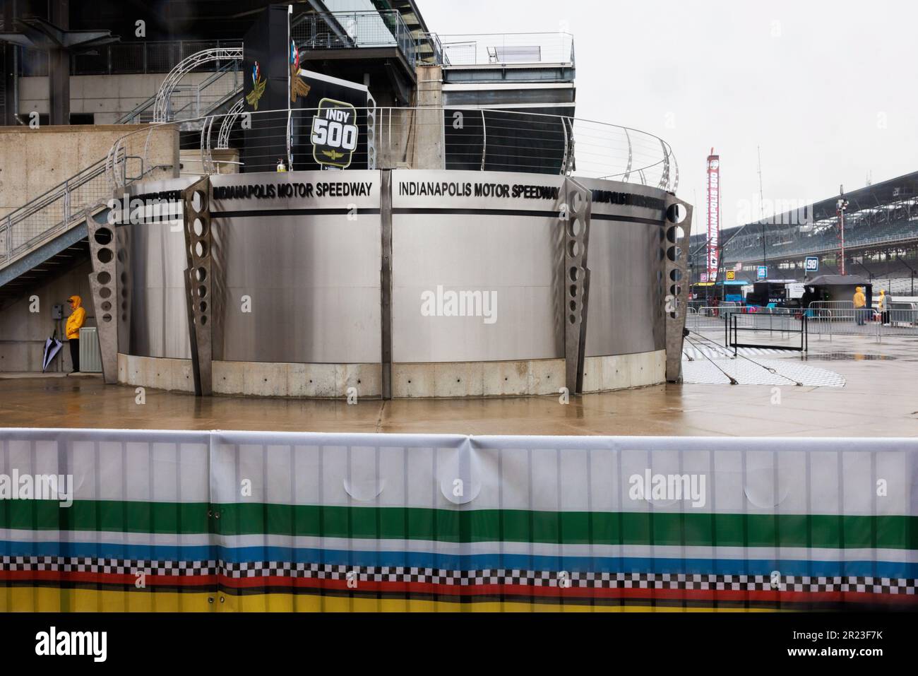 Indianapolis, Estados Unidos. 16th de mayo de 2023. Un miembro del equipo de seguridad está bajo la lluvia cerca de Winner's Circle en el primer día de práctica para el Indy 500 2023 en el Indianapolis Motor Speedway en Indianápolis. La práctica estaba lloviendo. (Foto por Jeremy Hogan/SOPA Images/Sipa USA) Crédito: SIPA USA/Alamy Live News Foto de stock