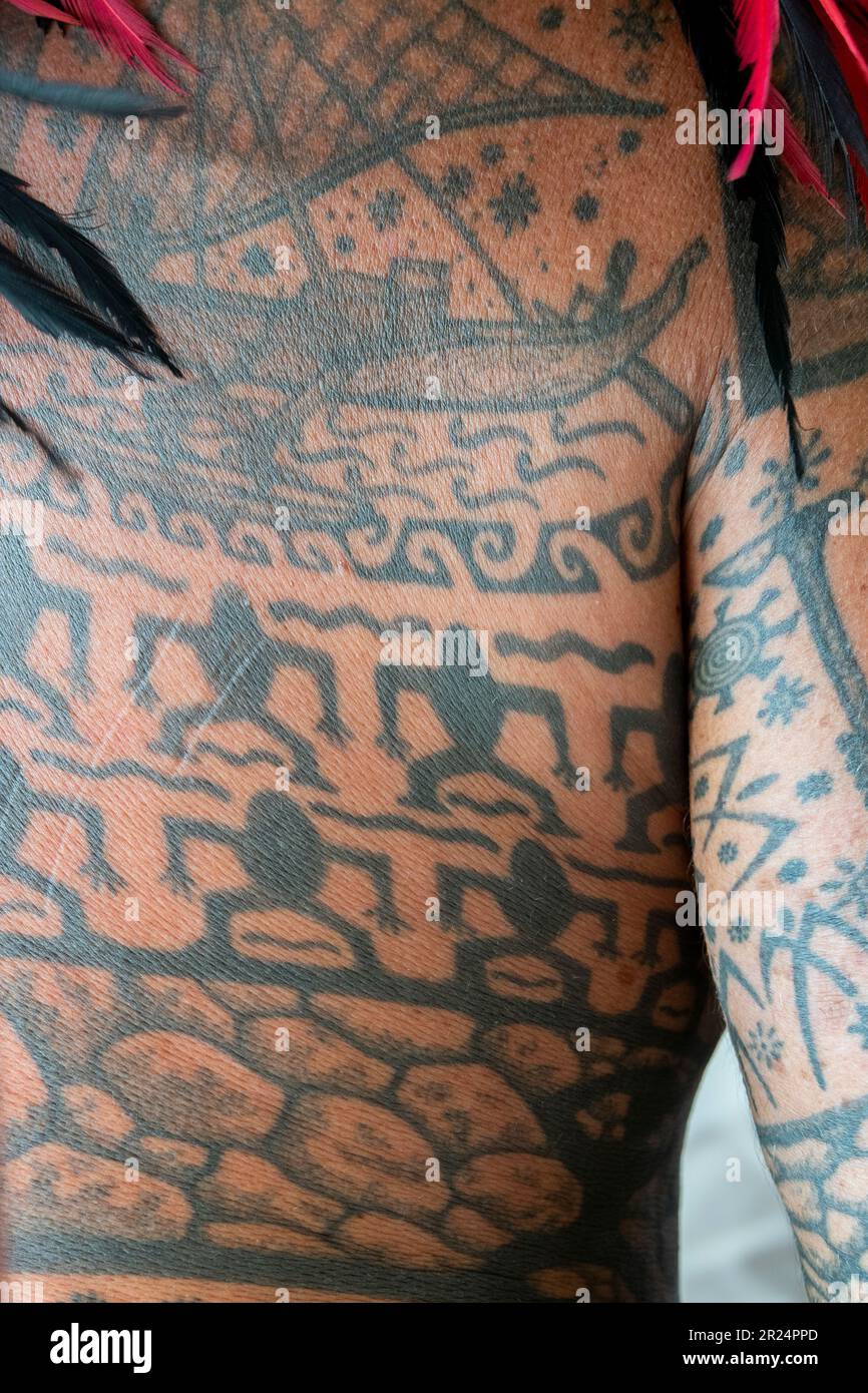 homme retirant le film de protection d'un tatouage fraîchement incrusté  Photo Stock - Alamy