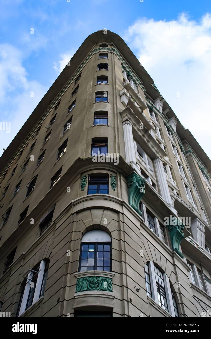 Rio DE JANEIRO, BRASIL - 2 de mayo de 2023: Vista de ángulo bajo de la fachada de un edificio en el distrito del centro. Foto de stock