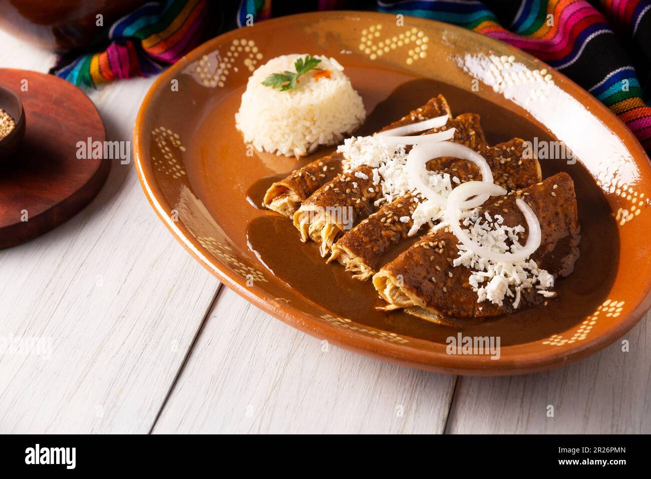 Enchiladas de Mole. También conocidas como mole poblano enchiladas, son