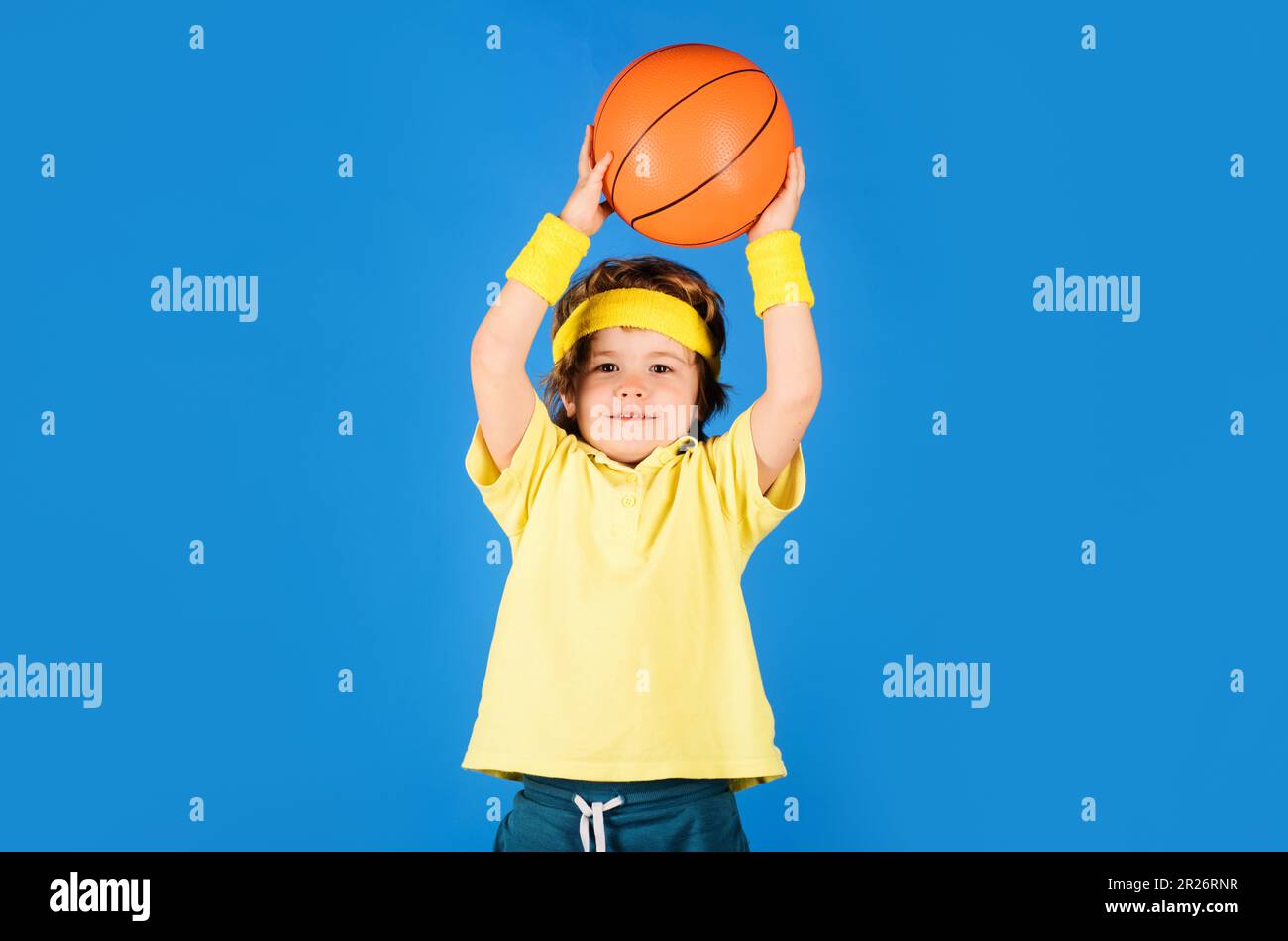 Little kid throwing ball playing fotografías e imágenes de alta resolución  - Alamy