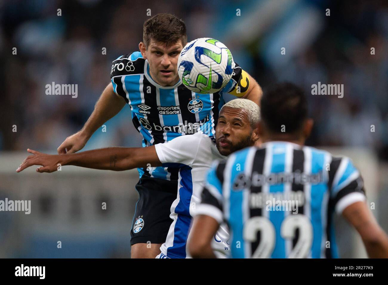 Porto Alegre, Brazil. 17th May, 2023. Walter Kannemann do Grêmio disputa o  lance com Wesley Ribeiro do Cruzeiro, durante a partida entre Grêmio e  Cruzeiro, pelas oitavas de final da Copa do