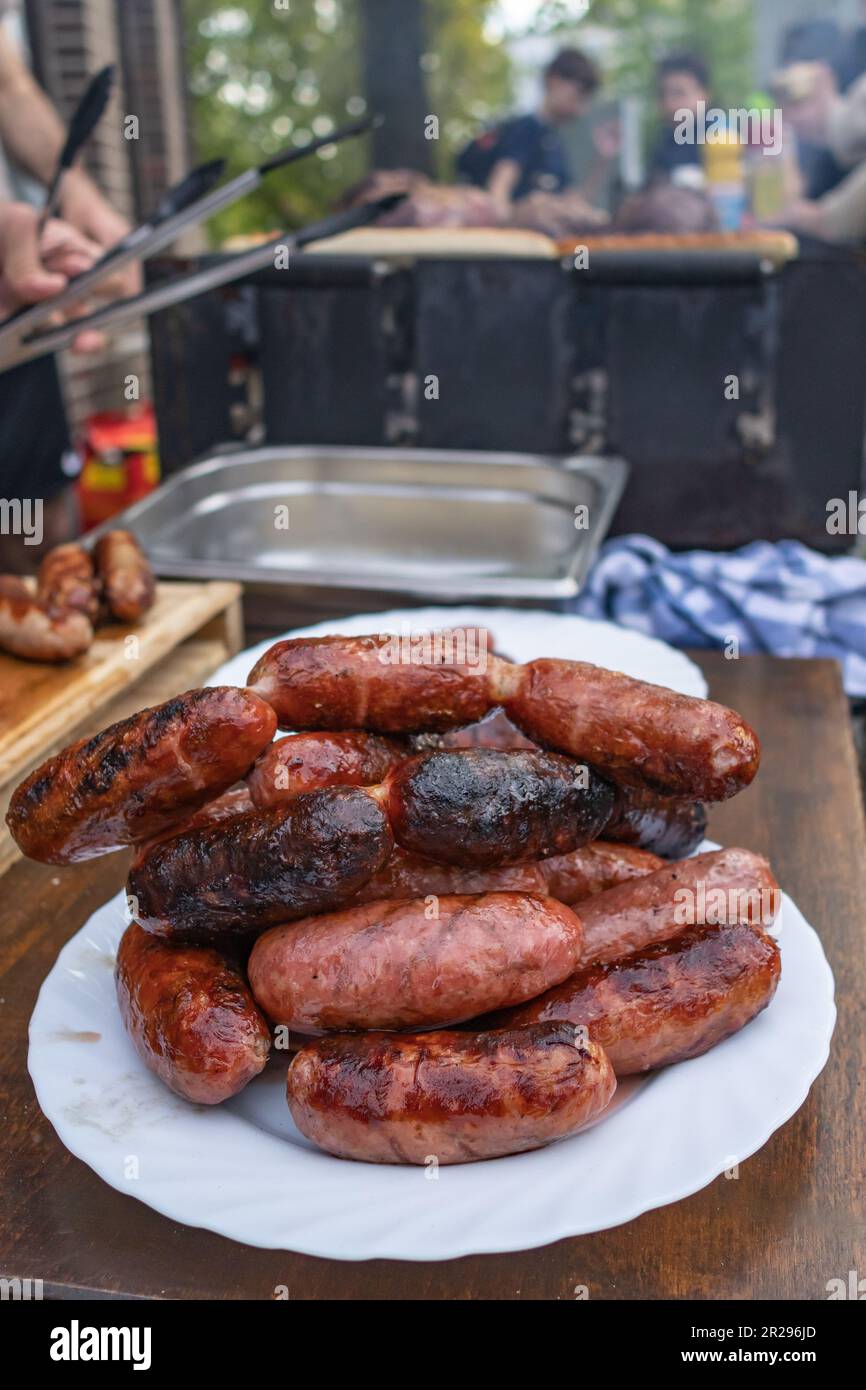 chorizo ​​sausages a la parrilla en plato blanco al aire libre Foto de stock