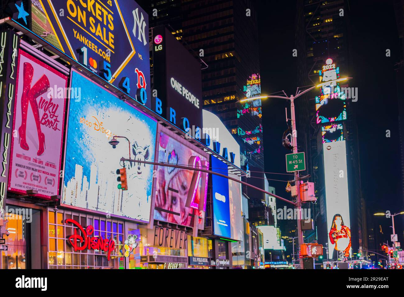Hermosa vista nocturna de Broadway de Manhattan en Nueva York con pantallas  publicitarias luminosas. EE.UU. Nueva York Fotografía de stock - Alamy