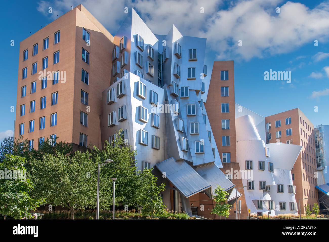 Boston, MA, EE.UU.-agosto de 2022; vista de ángulo bajo del Ray y Maria Stata Center o el edificio 32 diseñado por Frank Gehry Foto de stock