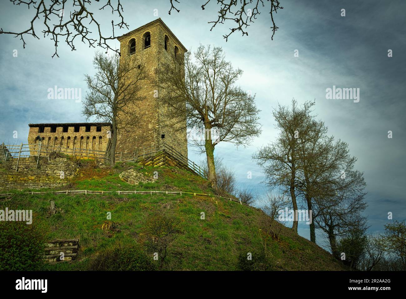El castillo de Sarzano es uno de los castillos medievales de las tierras Matildic. Casina , Reggio Emilia provincia, Emilia Romaña, Italia, Europa Foto de stock