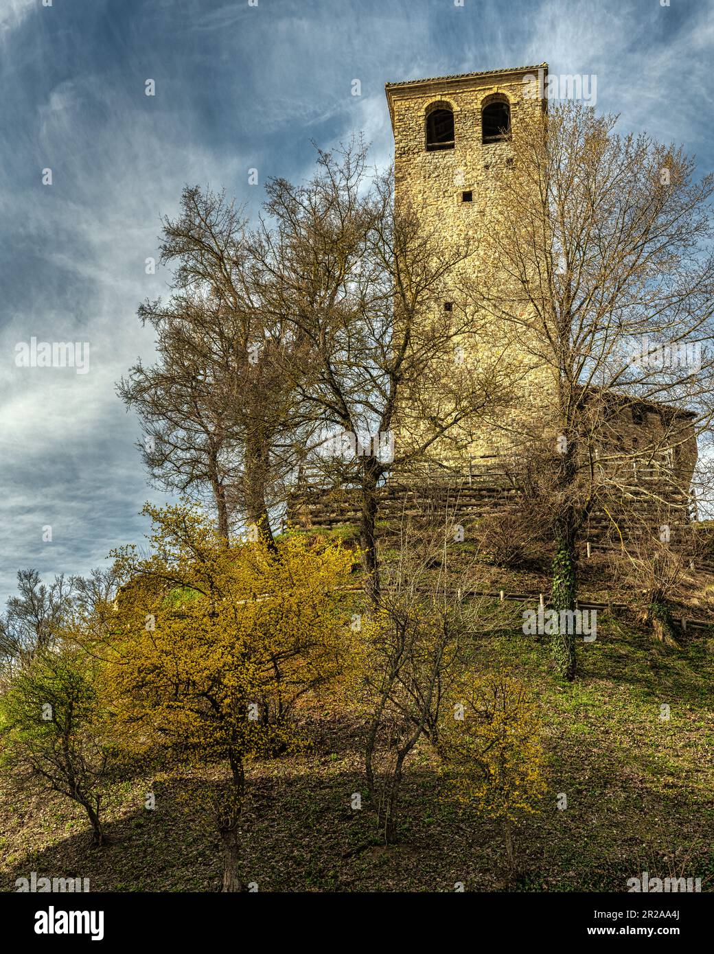 El castillo de Sarzano es uno de los castillos medievales de las tierras Matildic. Casina , Reggio Emilia provincia, Emilia Romaña, Italia, Europa Foto de stock