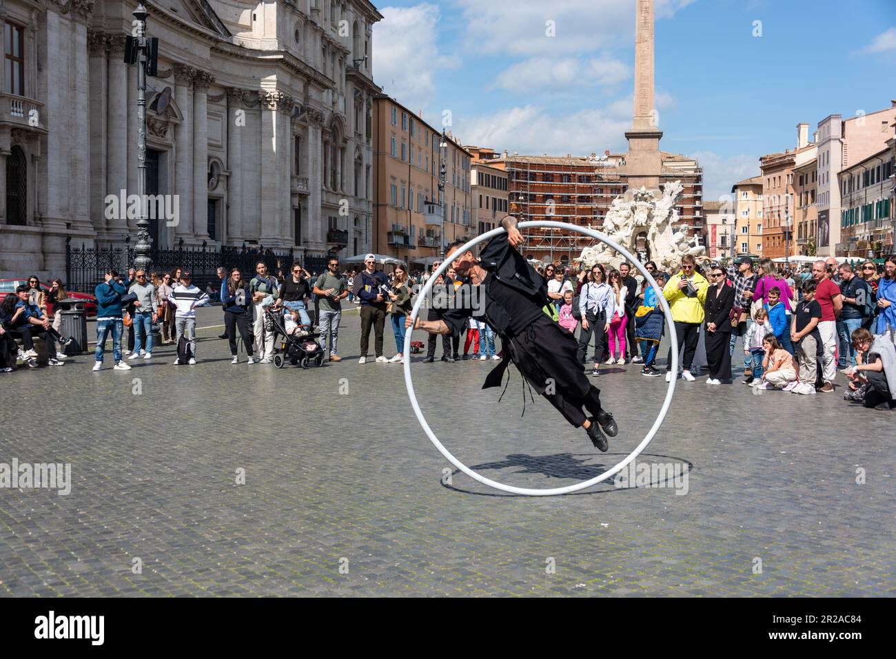 ROM, Italia, März 2023 Die Piazza Navona ist ein Muß für alle Touristen die Ewige Stadt besuchen wollen. Straßenkünstler erwarten eine Spende für Foto de stock