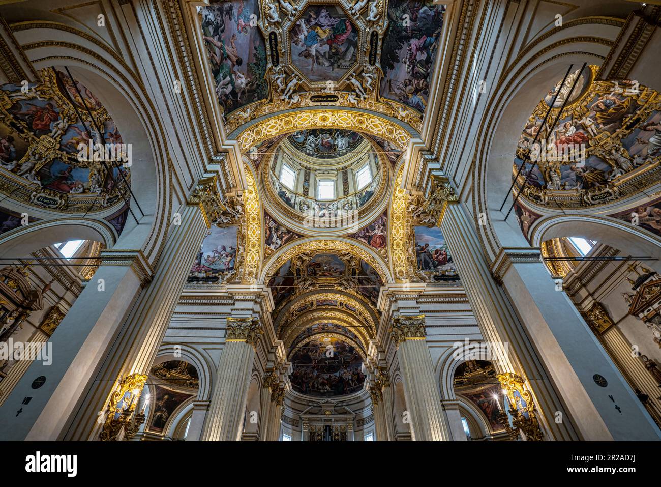 Los techos y la cúpula ricamente adornados con estucos, mármoles y frescos de la Basílica dedicada a la Virgen de la Ghiara. A cargo de Reggio Emilia Foto de stock