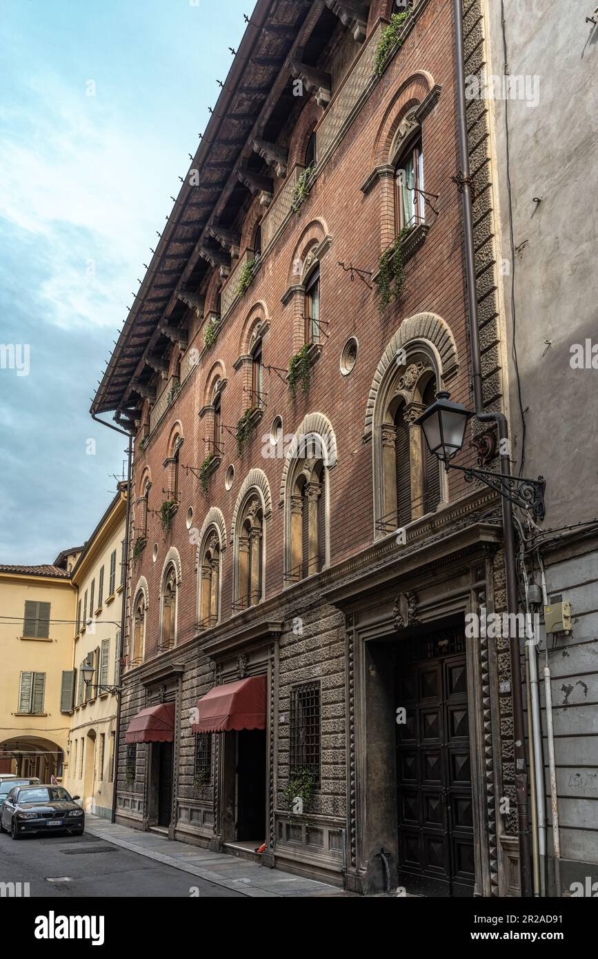 Edificio histórico con decoraciones de fachada de ladrillo. Reggio Emilia, Emilia Romagna, Italia Foto de stock