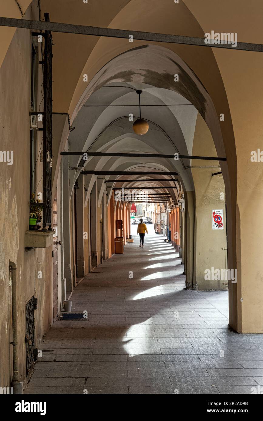 Vislumbre las arcadas de los antiguos palacios de la Piazza Antonio Fontanesi. Reggio Emilia, Emilia Romagna, Italia, Foto de stock