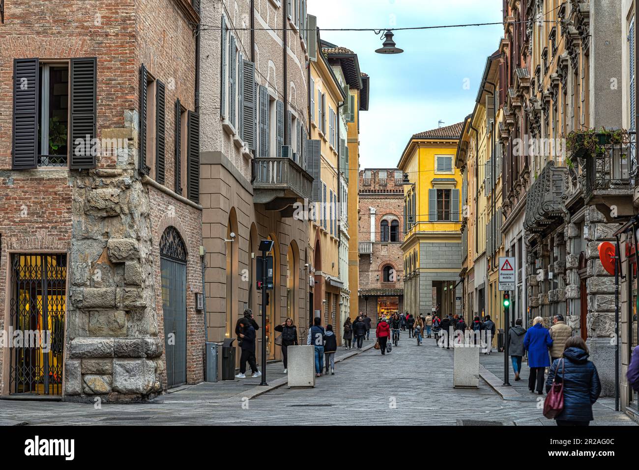 Vislumbre la Vía Emilia que cruza la ciudad entre palacios medievales y tiendas. Reggio Emilia, Emilia Romagna, Italia, Europa Foto de stock