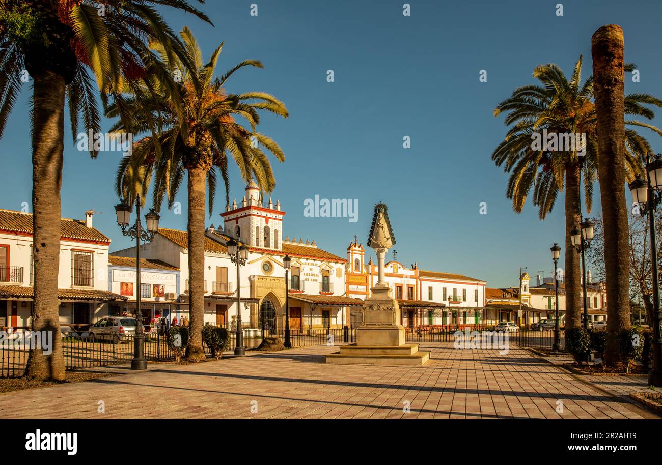 Vista de la arquitectura típica y las calles de arena en el pueblo de El Rocío Foto de stock