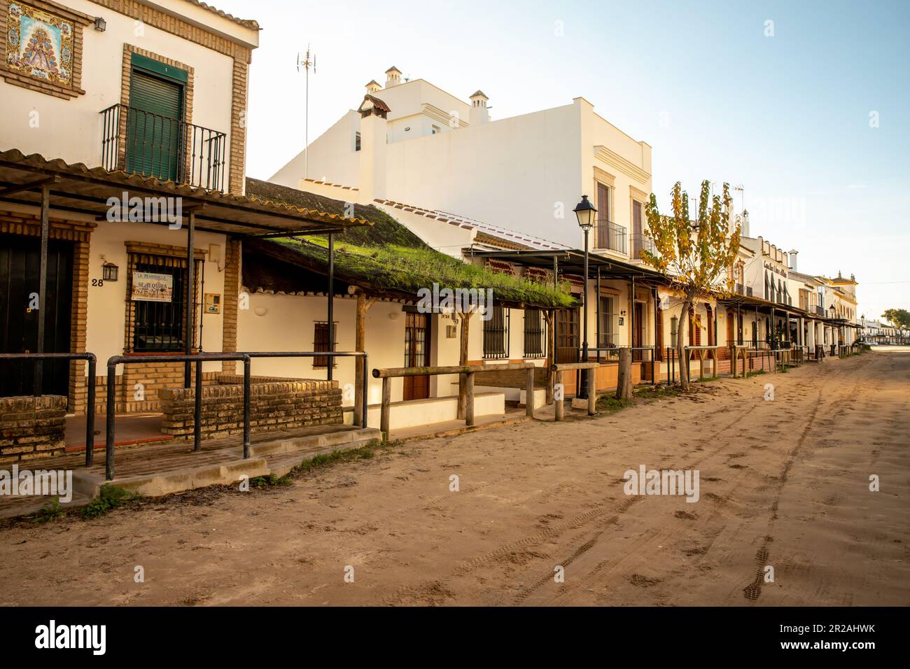 Vista de la arquitectura típica y las calles de arena en el pueblo de El Rocío Foto de stock