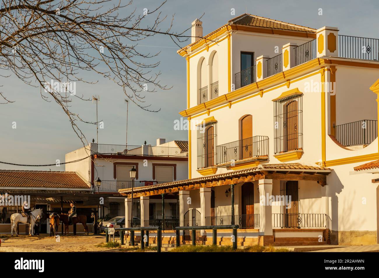 Vista de la arquitectura típica y las calles de arena en el pueblo de El Rocío Foto de stock
