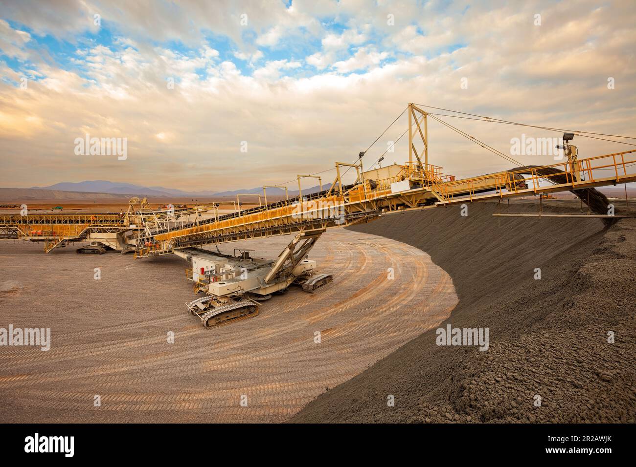 Maquinaria apilando depósitos de sulfuro de cobre en una mina de cobre en Chile Foto de stock