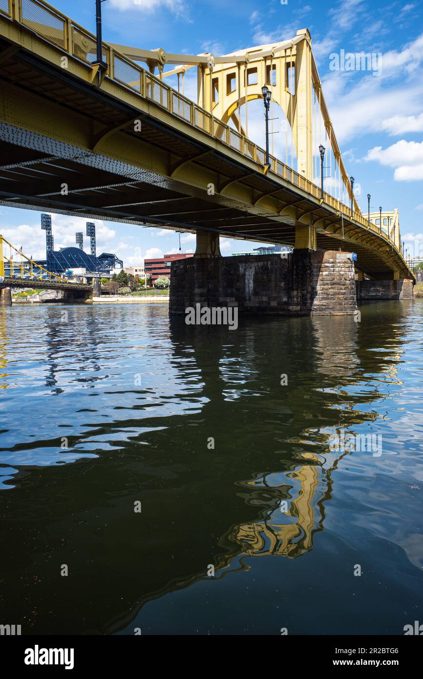 Rachel Carson puente con el estadio de béisbol PNC Park en el fondo, cruzando el río Allegheny en Pittsburgh, Pensilvania. Foto de stock