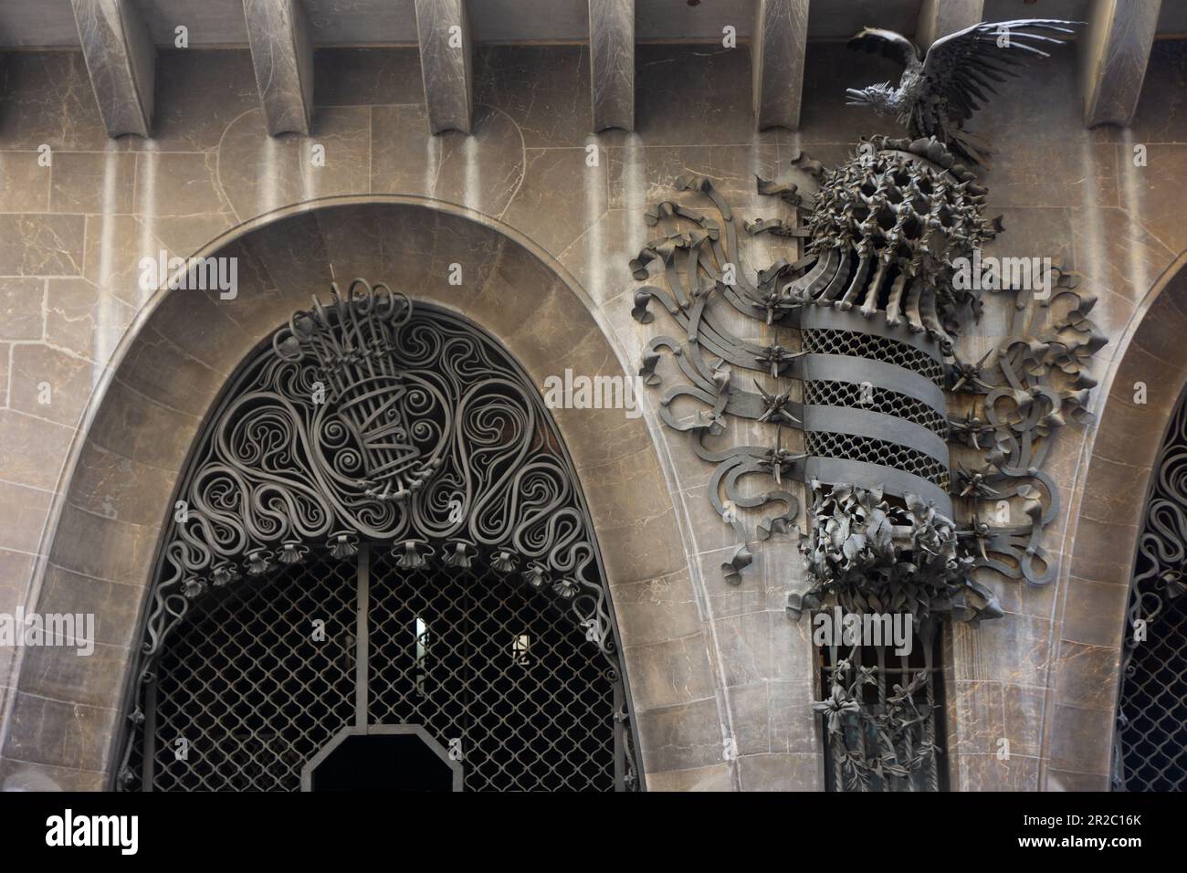 Detalles decorativos de hierro en el exterior del Palacio de Güell en el Barrio Gótico de Barcelona, España. Edificio diseñado por Anton Gaudi. Foto de stock