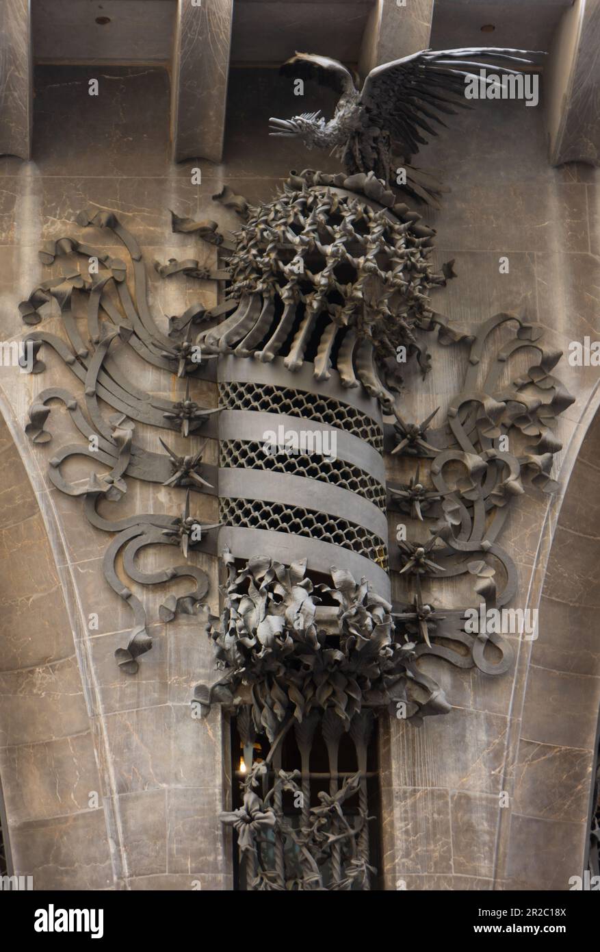 Detalles decorativos de hierro en el exterior del Palacio de Güell en el Barrio Gótico de Barcelona, España. Edificio diseñado por Anton Gaudi. Foto de stock