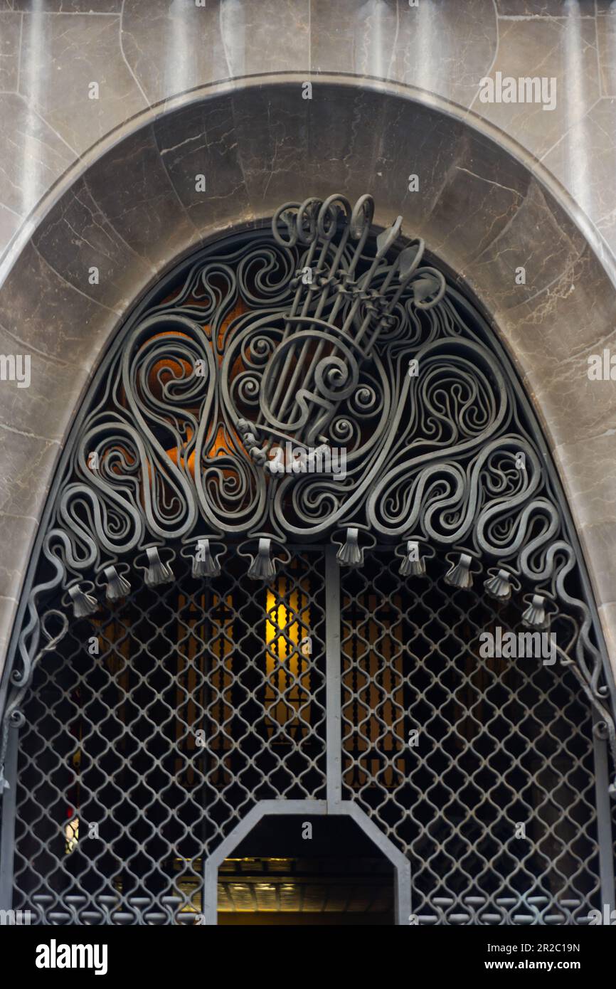 Detalles decorativos de hierro en el exterior del Palacio de Güell en el Barrio Gótico de Barcelona, España. Edificio diseñado por Anton Gaudi. Foto de stock