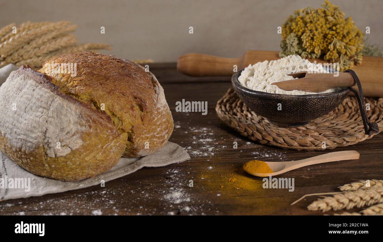 Pan cúrcuma crujiente casero, sobre una encimera de cocina. Foto de stock