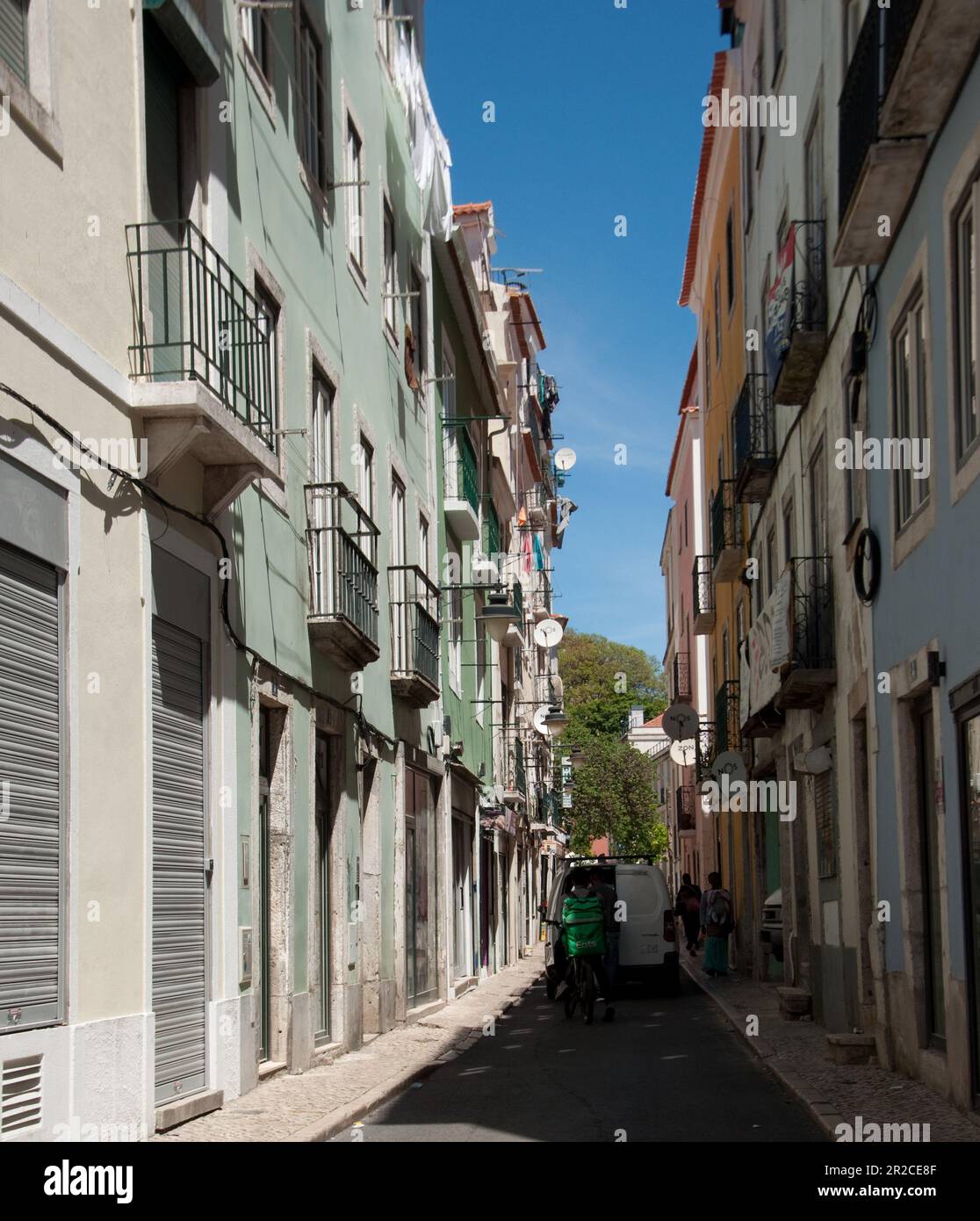 Arquitectura típica portuguesa y casas de colores brillantes en una ...