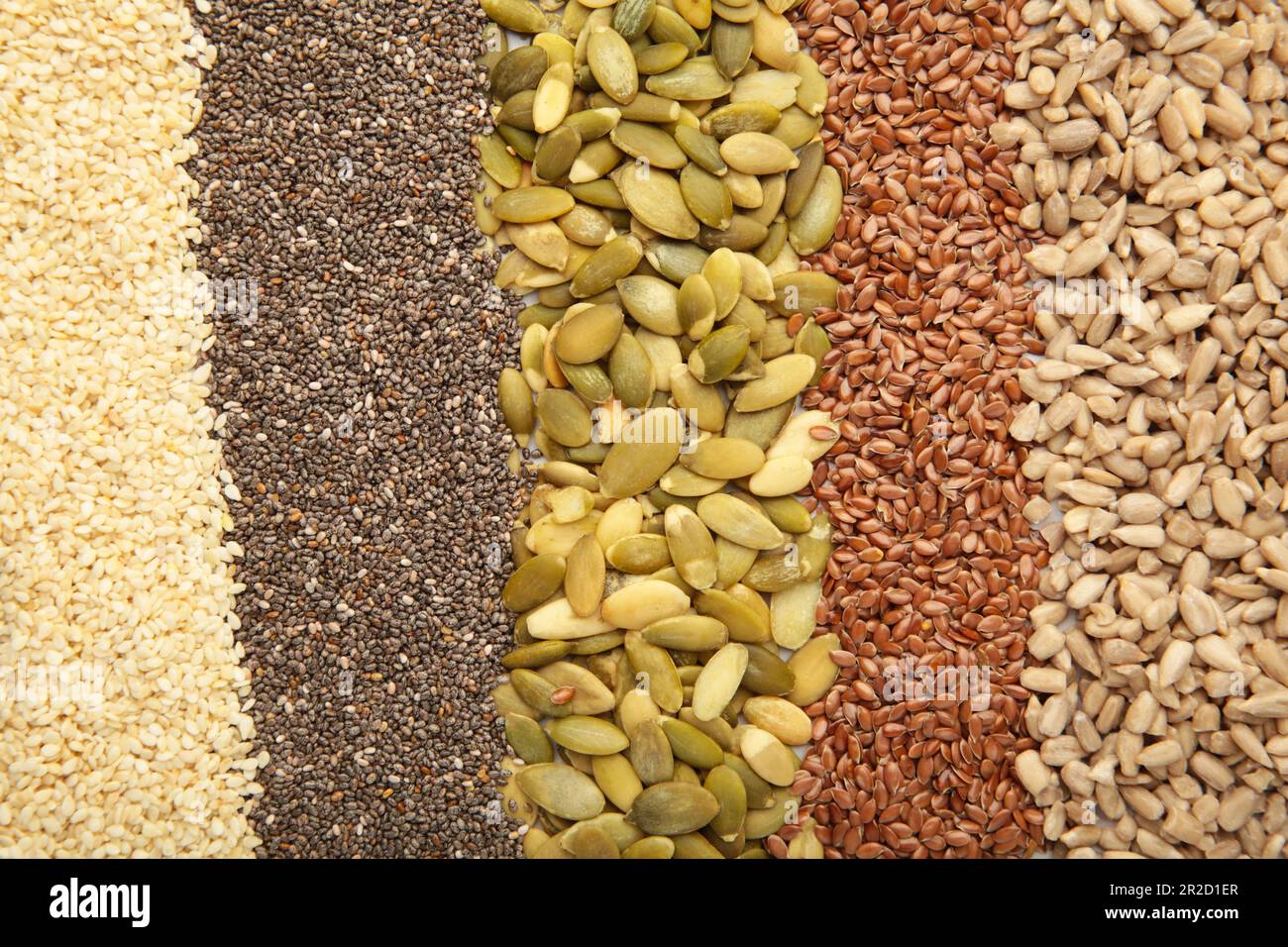 Superalimento saludable: Sésamo, semillas de calabaza, semillas de girasol,  semillas de lino y fondo de chía. Semillas en cuchara. Vista superior  Fotografía de stock - Alamy