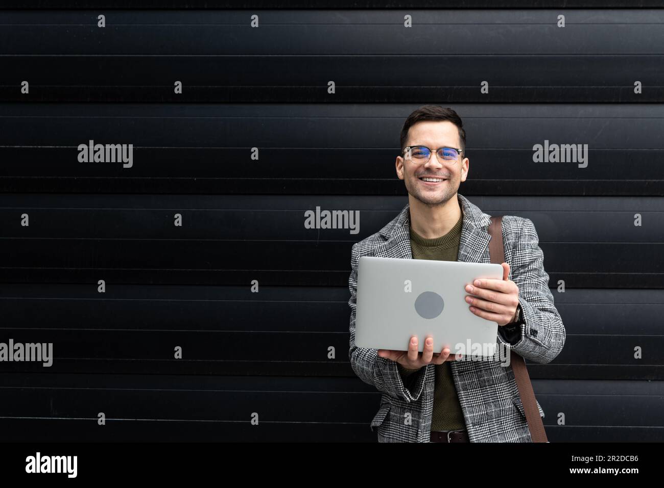 Retrato de joven hombre de negocios fuera del edificio de oficinas experto en negocios globales y marketing, empleado de una empresa para la venta de acciones y. Foto de stock