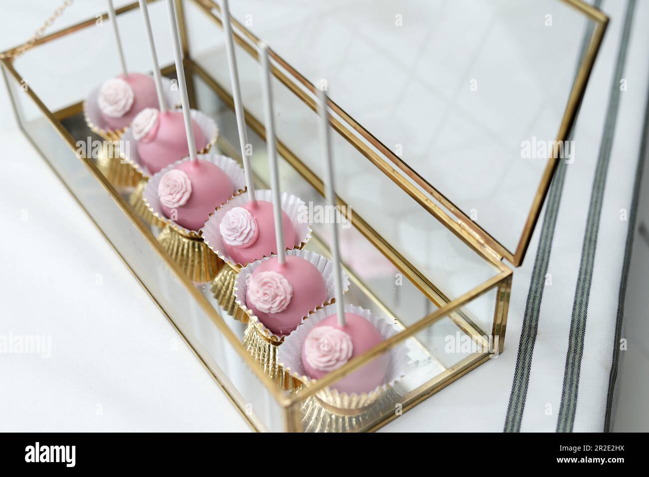 elegantes dulces de color pastel en una mesa decorada Foto de stock