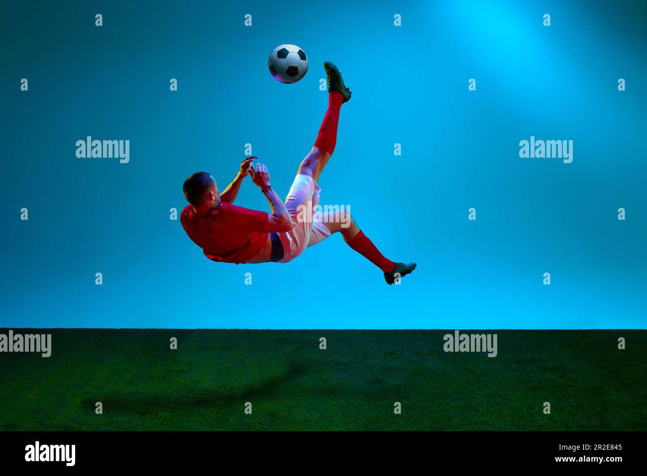 Jugador de f tbol con ropa deportiva uniforme golpeando la pelota