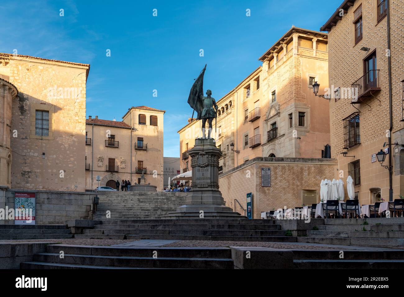 Vista de la Plaza Medina del Campo en el centro de la ciudad de Segovia. Los turistas admiran la hermosa arquitectura de esta ciudad medieval. Destino del viaje Foto de stock