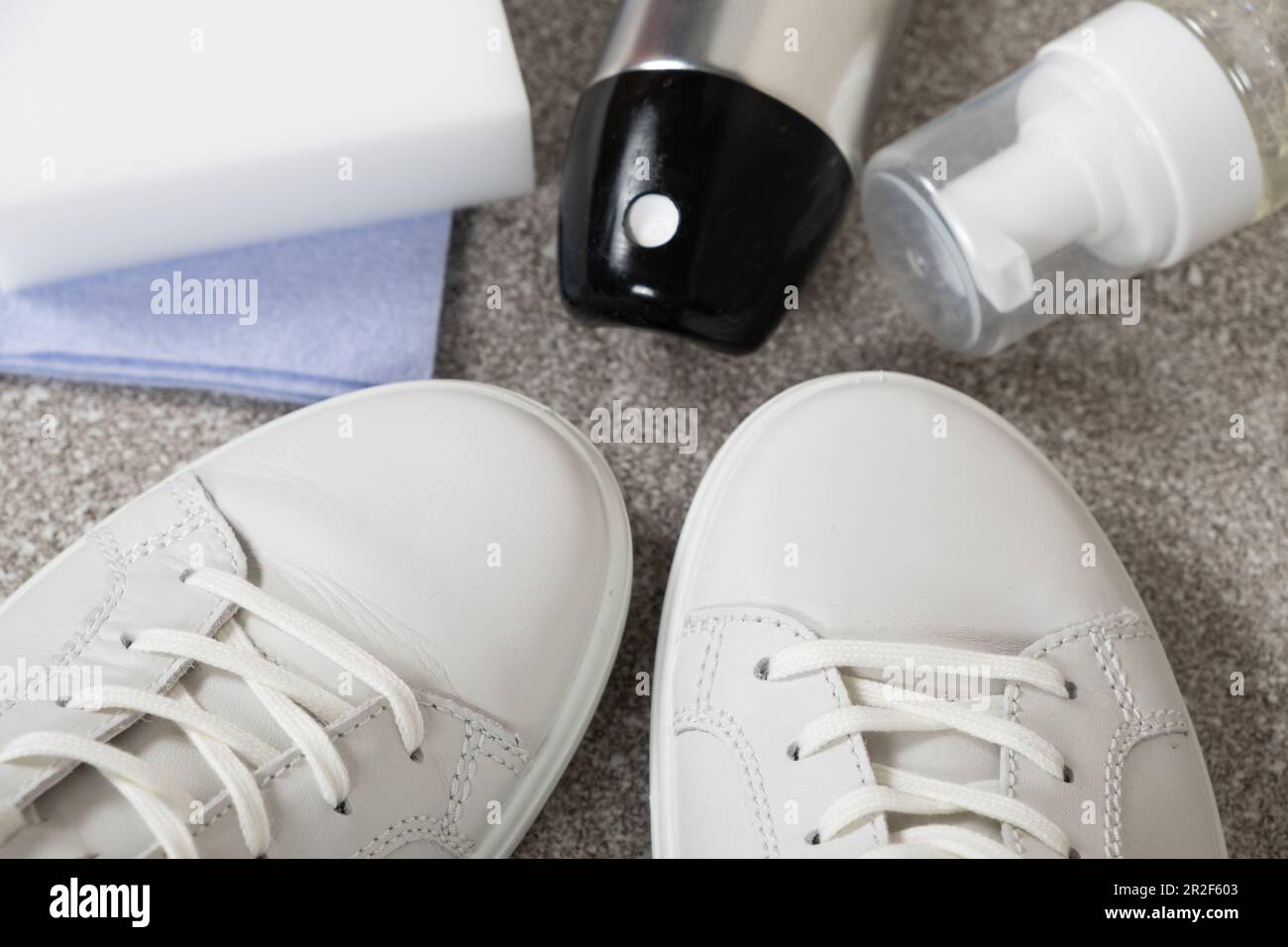 Kit de limpieza de zapatos de cuero blanco - spray repelente al agua,  espuma, trapo y esponja Fotografía de stock - Alamy