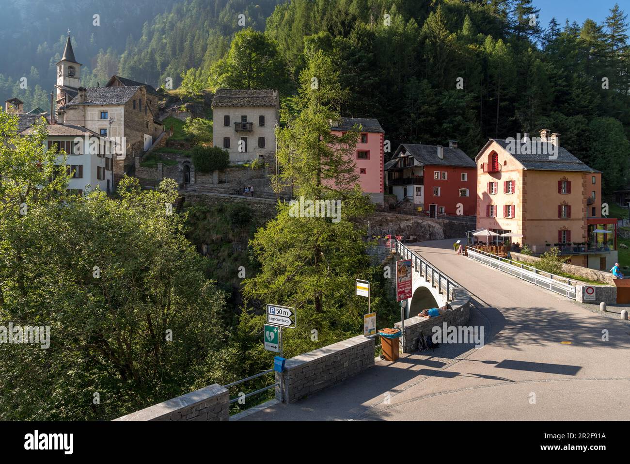 Pueblo al final del Valle Maggia, Ticino, Suiza Foto de stock
