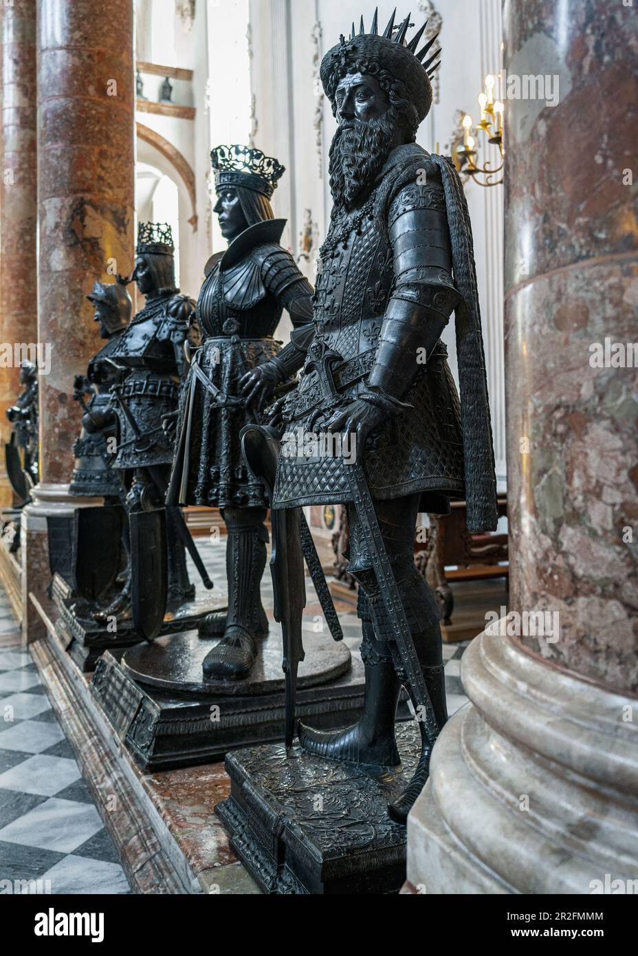 Las estatuas de bronce más grandes que la vida en la Iglesia de la Corte de Innsbruck, Tirol, Austria Foto de stock