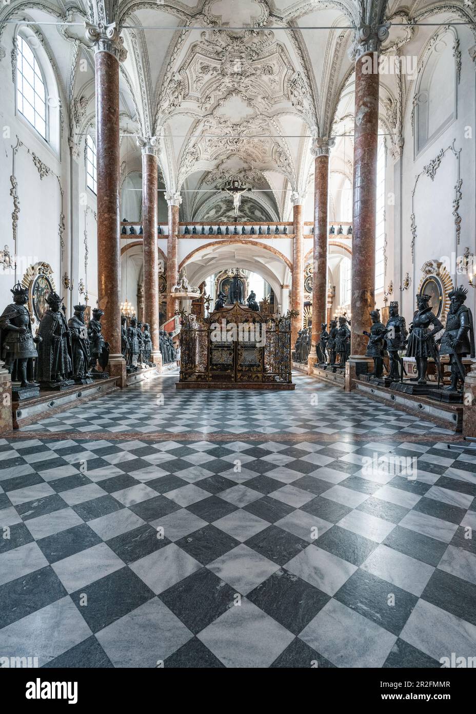Dentro de la Hofkirche con las 28 estatuas de bronce más grandes que la vida en Innsbruck, Tirol, Austria Foto de stock