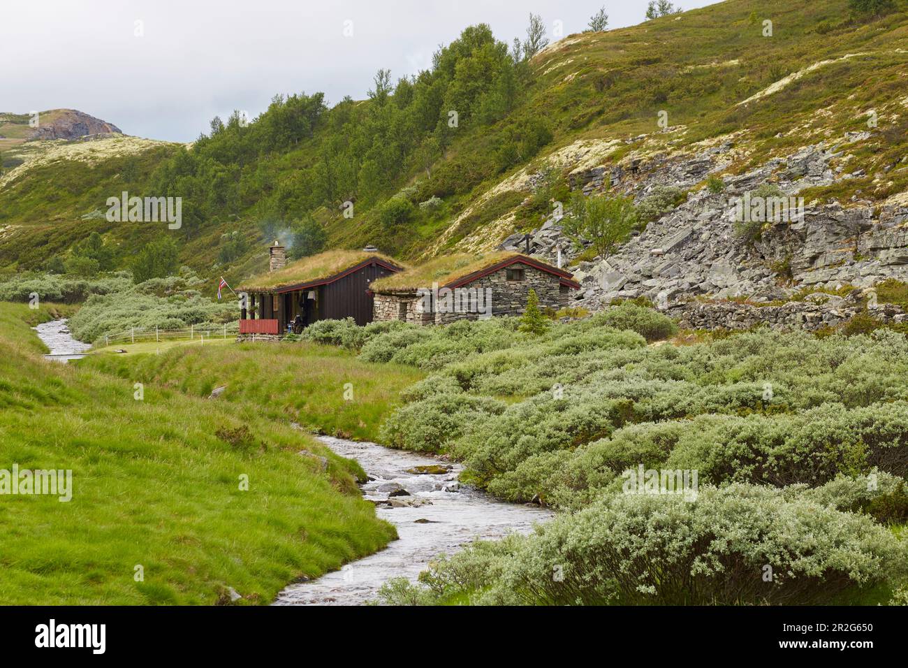 Cabañas y arroyo en Vollum en el área de Rondane, Rondanevegen, Hedmark, Noruega, Europa Foto de stock