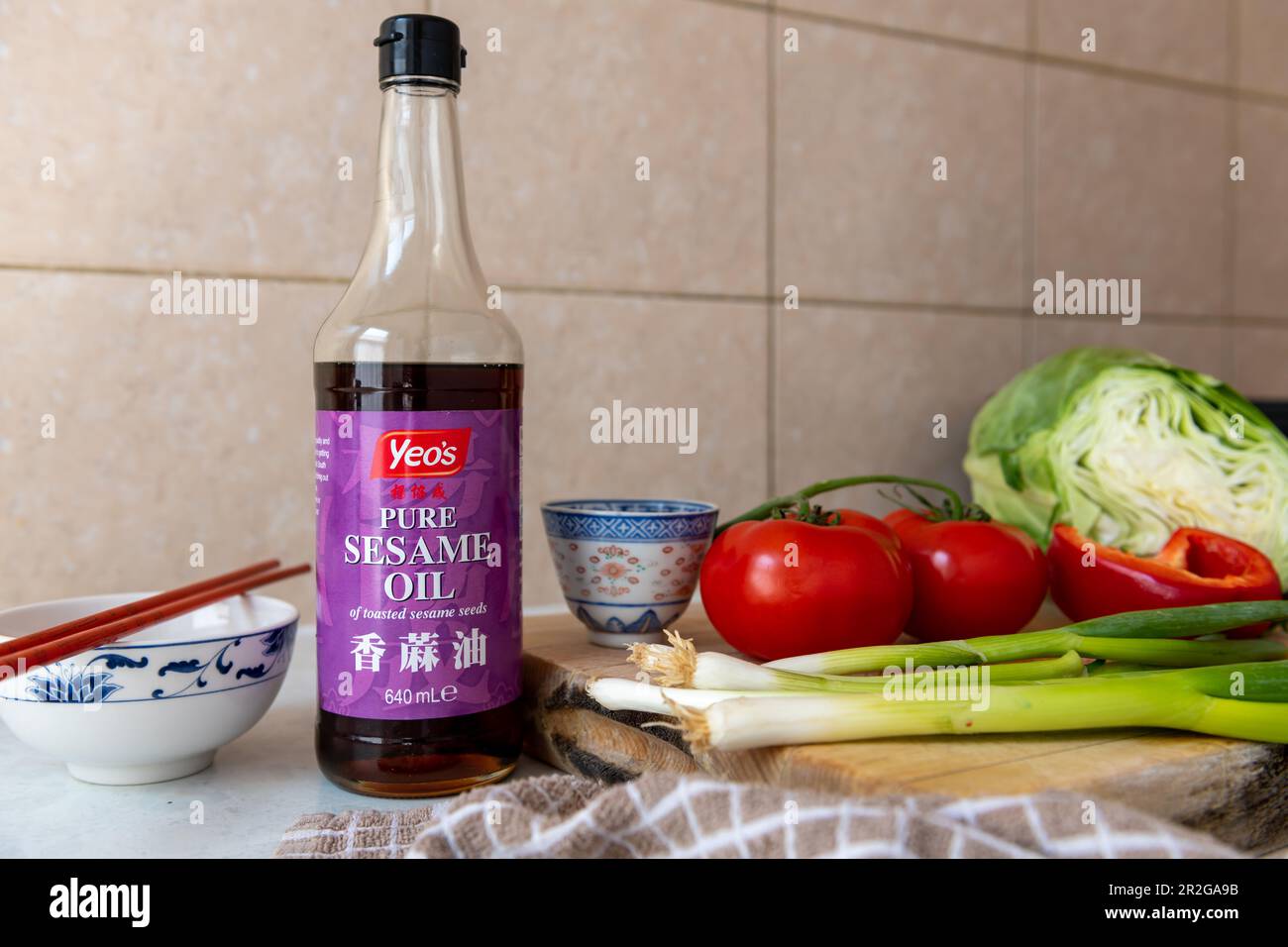 Londres. REINO UNIDO: 05.14.2023. Una botella de aceite de sésamo puro de Yeo en una encimera de cocina. Foto de stock