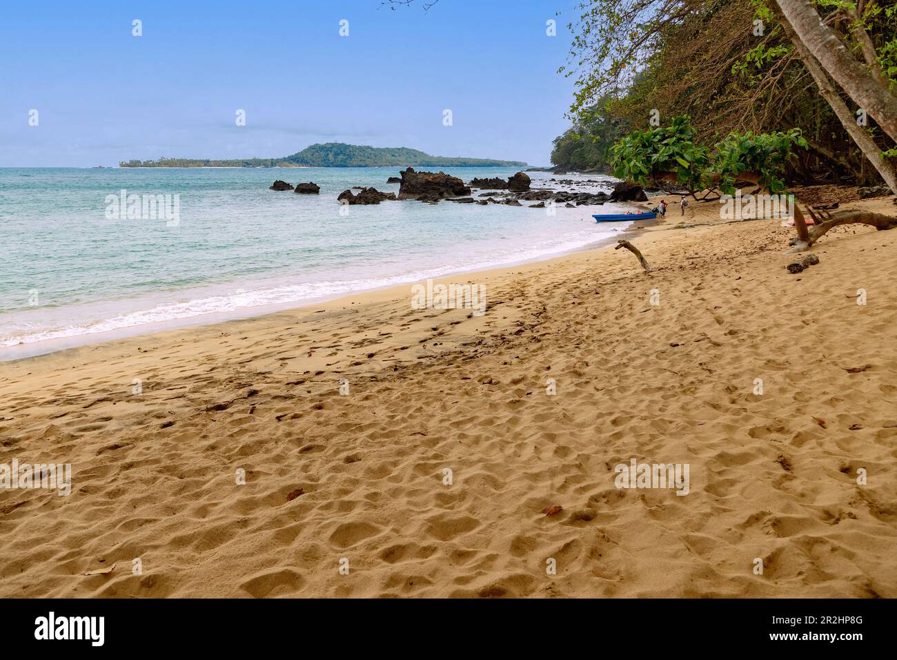 Praia Inhame con vistas a la isla de Ilhéu das Rolas en la isla de São Santo Tomé en África Occidental Foto de stock