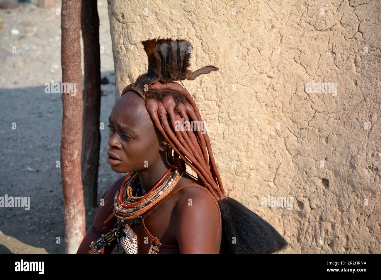 Namibia; Región de Kunene; norte de Namibia; Kaokoveld; joven mujer Himba en un pueblo en el río Kunene Foto de stock