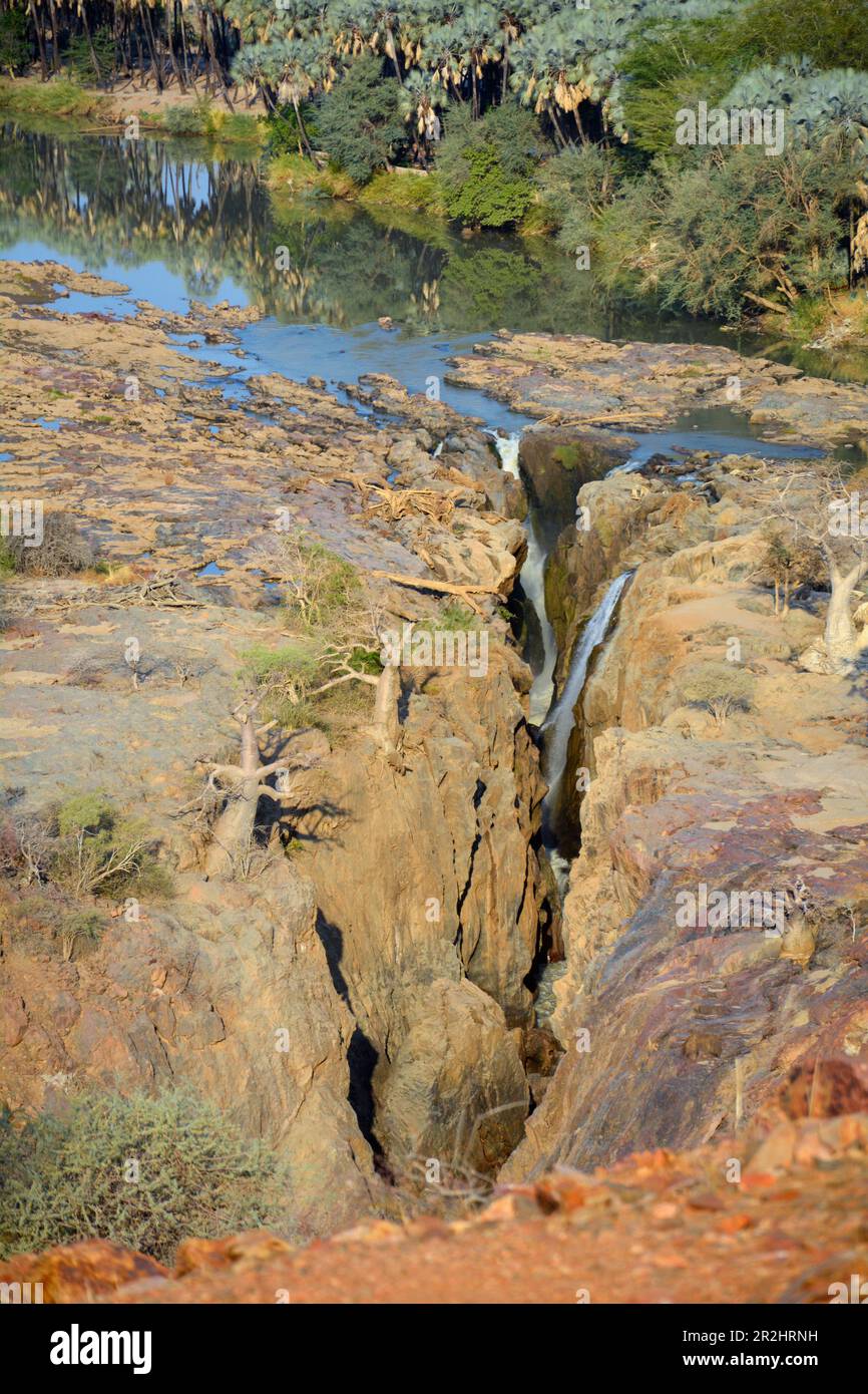 Namibia; Región de Kunene; norte de Namibia; Kaokoveld; en Epupa; Río Kunene; Cascadas Epupa en la estación seca; Río fronterizo con Angola Foto de stock