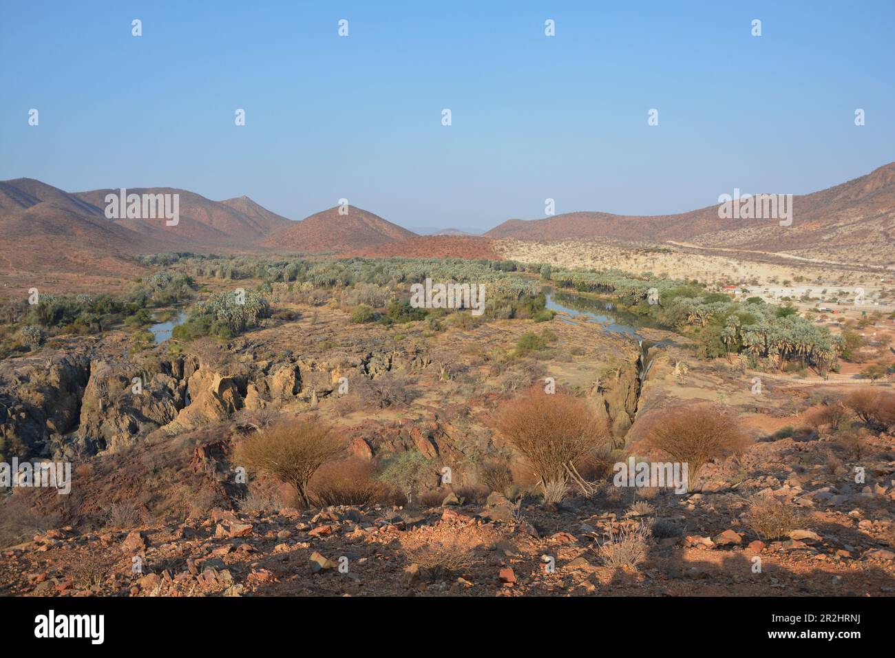Namibia; Región de Kunene; norte de Namibia; Kaokoveld; en Epupa; Río Kunene; Cascadas Epupa en la estación seca; Río fronterizo con Angola Foto de stock