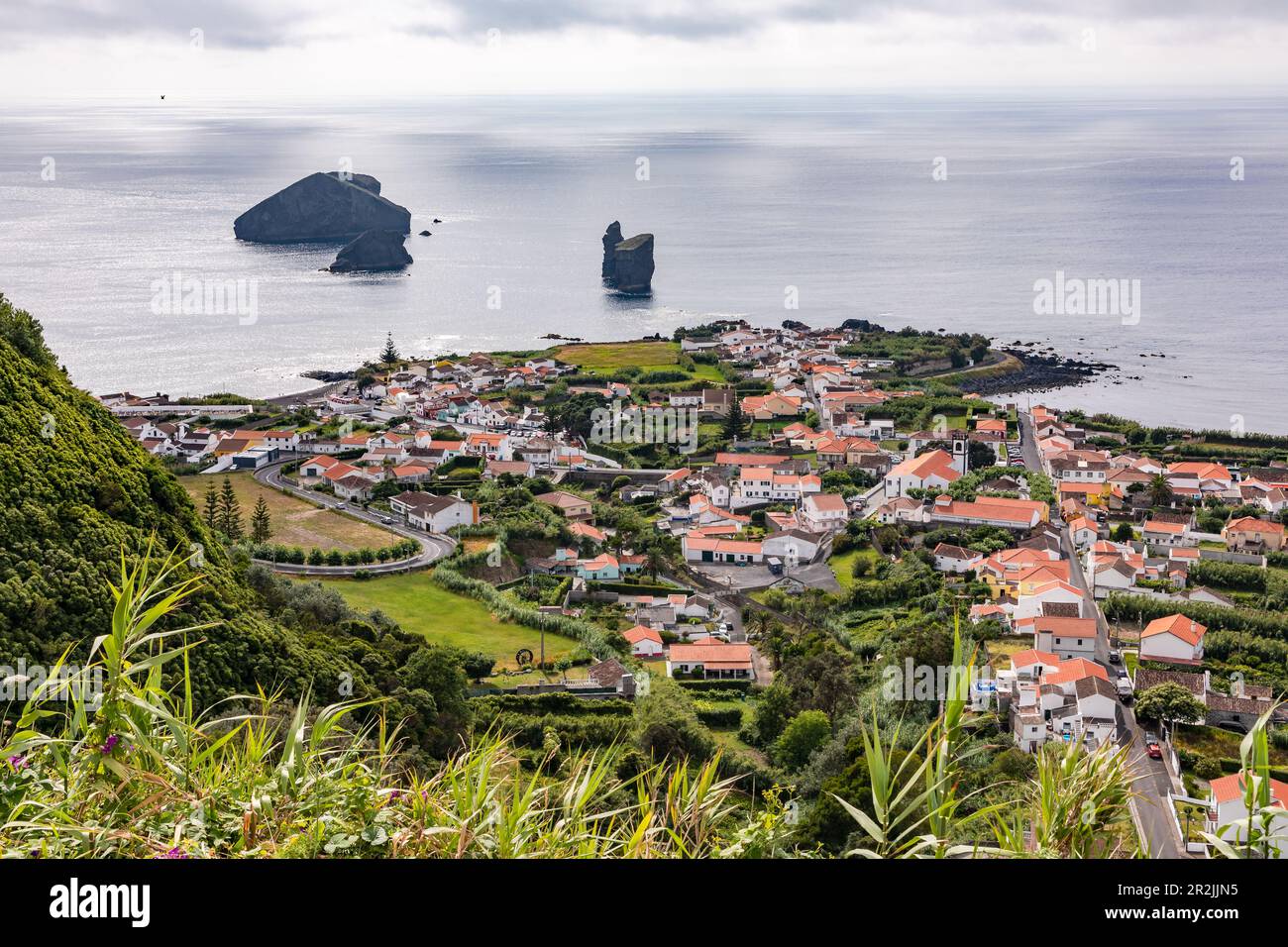 La ubicación en lo profundo del mar hace que la ciudad portuguesa de Mosteiros en Sao Miguel sea vulnerable a las mareas de tormenta Foto de stock