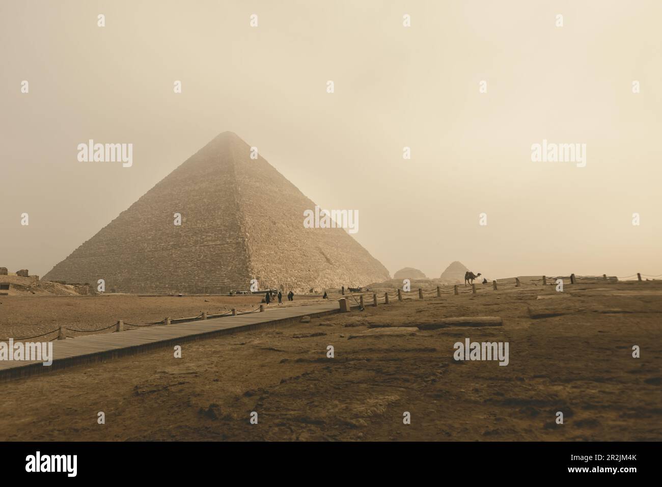 La pirámide de Cheops en Gizeh en una mañana brumosa Foto de stock