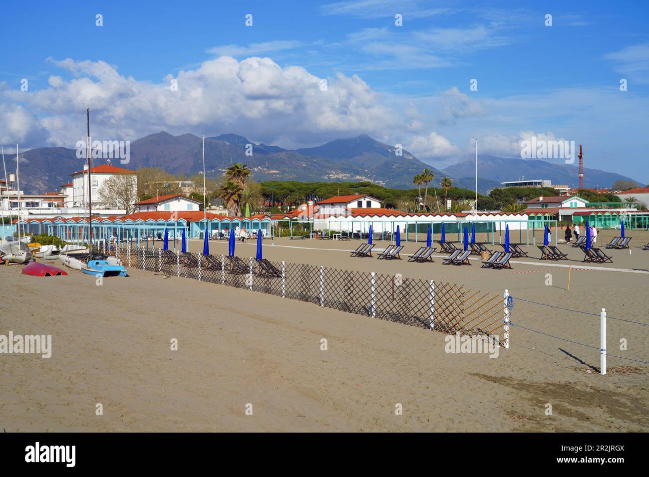 FORTE DEI MARMI, ITALIA 13 ABR 2023 Vista de Forte dei Marmi, una ciudad costera en la Toscana