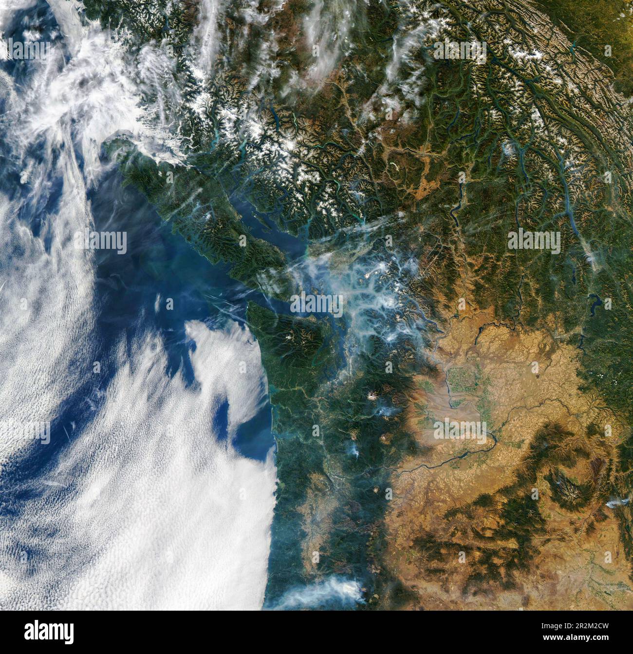 Columnas de humo que se extienden a cientos de kilómetros de incendios en Washington (Bolt Creek Fire y Goat Rocks Fire) y Oregon (Cedar Creek Fire), EE.UU Foto de stock